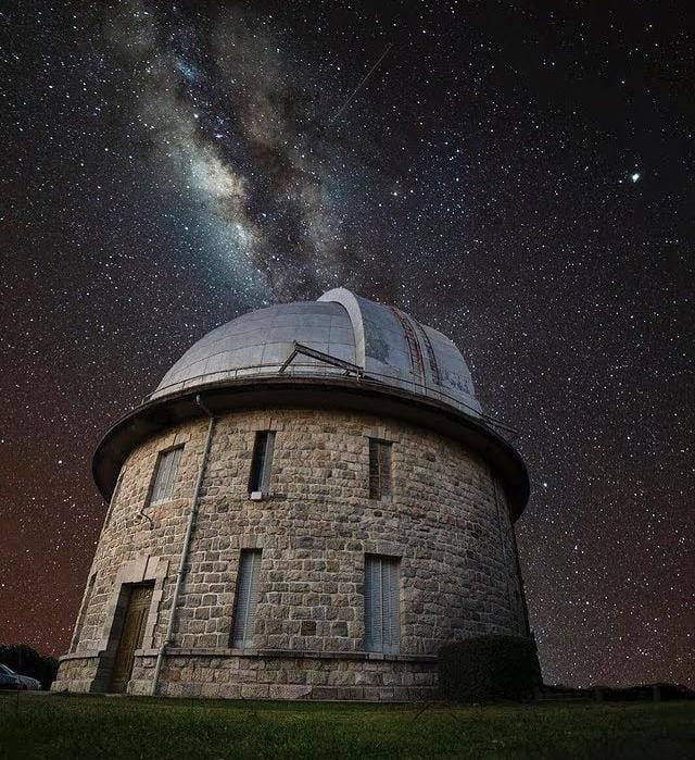 Fotografía nocturna de la estación astrofísica de Bosque Alegre - por Matías Lissrre