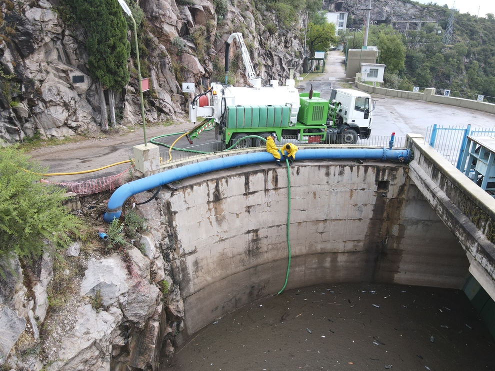 El Ministerio de Ambiente y Economia Circular realizo una limpieza en el Dique La Vina 6
